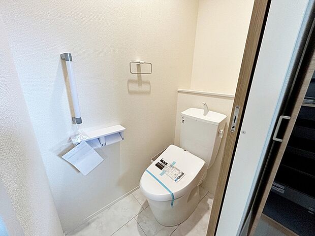 【トイレ】 各フロア1カ所ずつシャワー機能付トイレを設置しており、忙しい朝の混雑も解消!