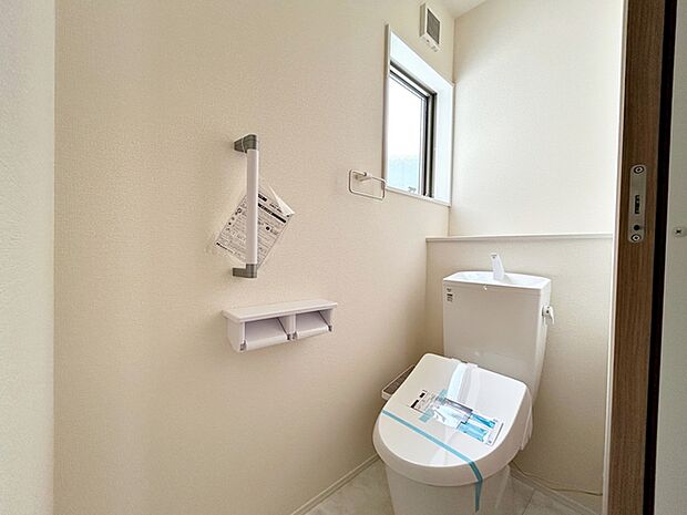 【トイレ】 2ヶ所にシャワー機能付トイレを設置しており、忙しい朝の混雑も解消!