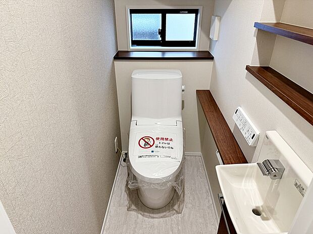 【トイレ】 1、2階共にシャワー機能付!小窓が付いている為換気もスッキリして頂けます。