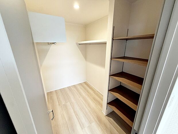 【ウォークインクローゼット】 WICは洋服、帽子、バッグなど全て収納可能!お部屋がスッキリ整理整頓できます!