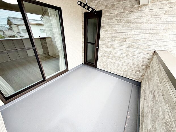 【バルコニー】 2部屋から出入り可能なインナーバルコニー。屋根があるので天候に左右せずにバルコニーを使えます。