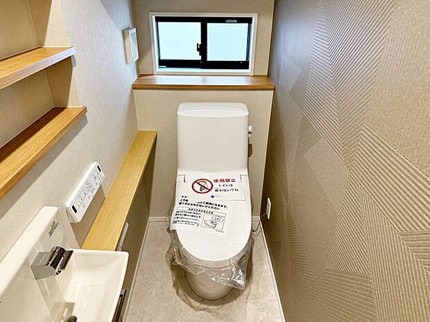 【トイレ】 窓があり自然の風や日差しで気持ちの良い開放感のあるトイレは1、2階に完備！ 