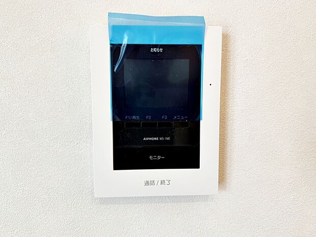 【TVモニター付きインターホン】 留守中の来訪者画像をモニター親機に自動で録画・保存できる録画機能を内蔵。