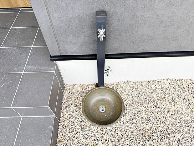 外遊び後の泥汚れやお散歩後のペットの足洗いにも便利な玄関横にある立水栓。 