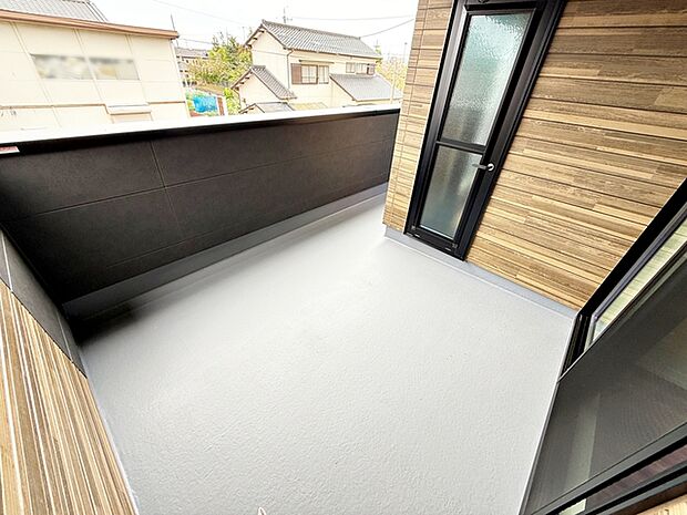 【バルコニー】 2部屋からアクセス可能なインナーバルコニー。急な雨の日の洗濯物も安心です!天気の良い日は、ご家族の洗濯物・お布団をまとめて干せます
