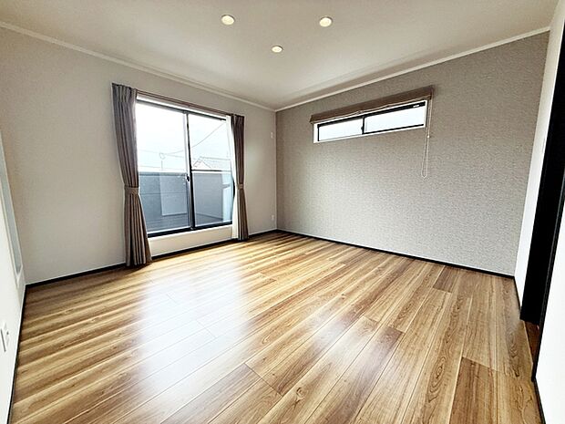 【洋室8帖】 南向きならではの恵まれた採光・通風。明るいお部屋は開放感がありますね。