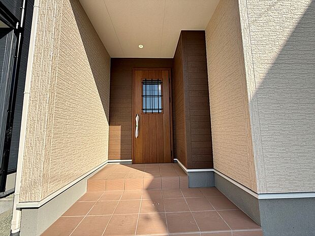 雨に濡れにくいお洒落な玄関ポーチがご家族のお帰りを明るくお迎えしてくれます。