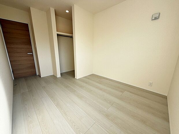 【洋室5.31帖】 お子様の一人部屋に最適な居室です。クローゼット付きで自然とお片付けできる環境に!