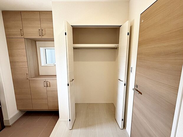 【玄関ホール収納】 パイプハンガー付きなので、外出時の上着や荷物の保管にも利用可能な玄関ホール収納。
