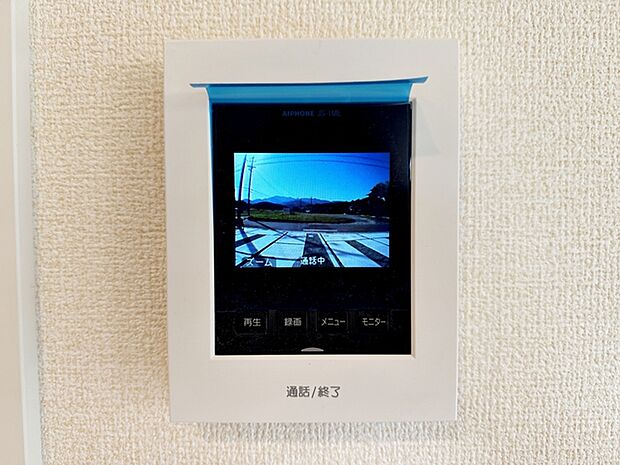 【TVモニター付きインターホン】 留守中の来訪者画像をモニター親機に自動で録画・保存できる録画機能を内蔵。