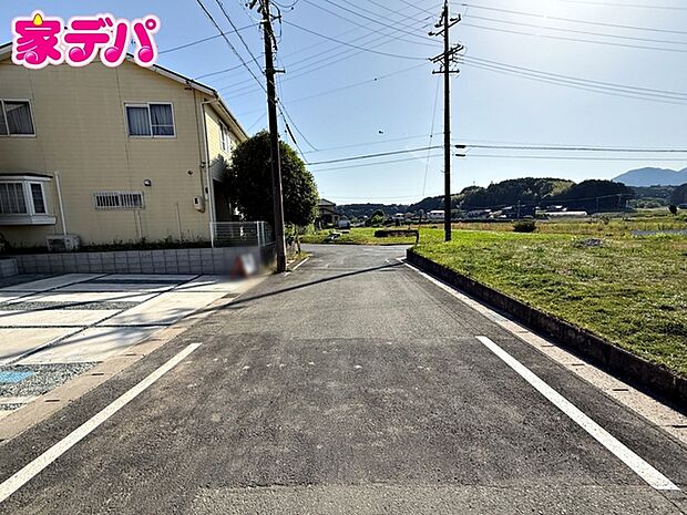 前面道路:北側約6m幅 前面道路が6mと広いので運転が苦手な方にも安心です。