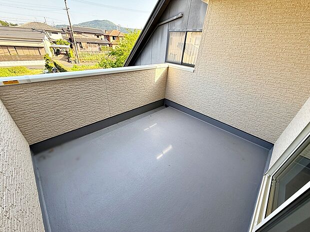 【バルコニー】 洗濯物が多い日も、シーツや掛け布団を天日干ししたいときにも嬉しい、広々としたインナーバルコニーです!