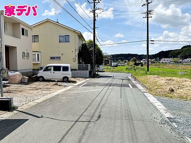 前面道路は公道で、車のすれ違いもらくらく広々6mの幅があります