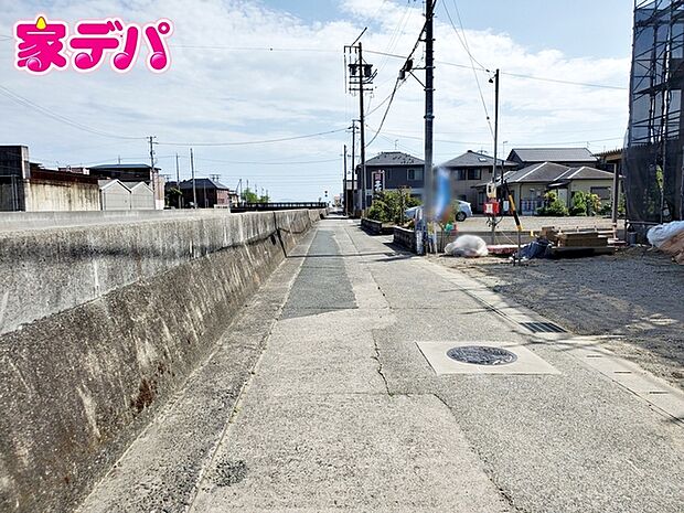 前面は車通りの少ない道路。お車の出し入れが苦手な方も安心ですね。
