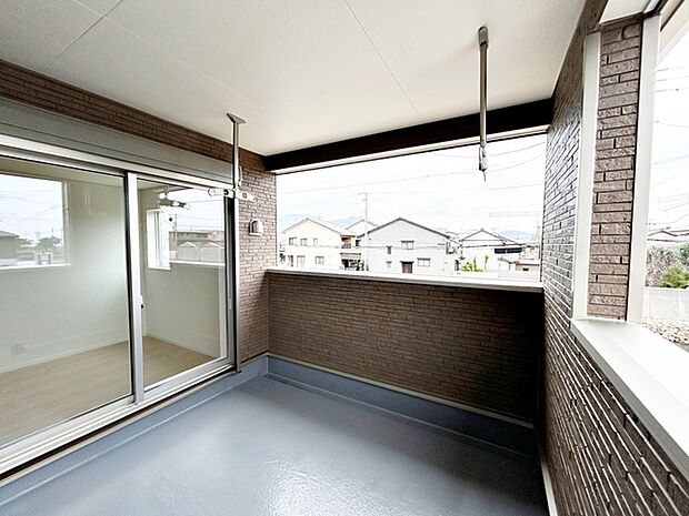 【バルコニー】 2部屋からアクセス可能なインナーバルコニー。急な雨の日の洗濯物も安心です!天気の良い日は、ご家族の洗濯物・お布団をまとめて干せます
