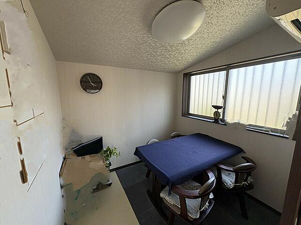 【洋室】 腰窓で机や家具の配置がしやすい洋室。