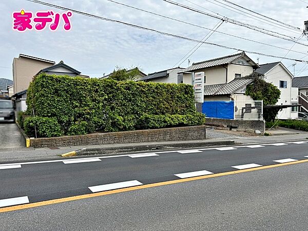 JR相見駅徒歩14分に加え、国道248号線にも出やすく、通勤に便利な立地です