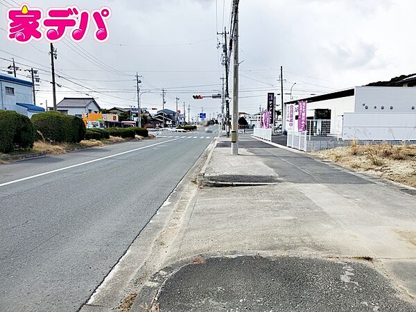 前面約30ｍ幅の道路に面しており、通行や駐車の際に余裕がある広さです。運転が苦手な方でもラクラク！