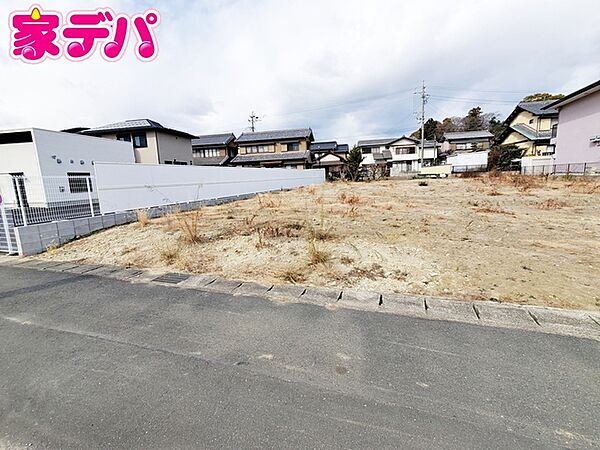 周辺商業施設が近く、生活に便利な立地です。
