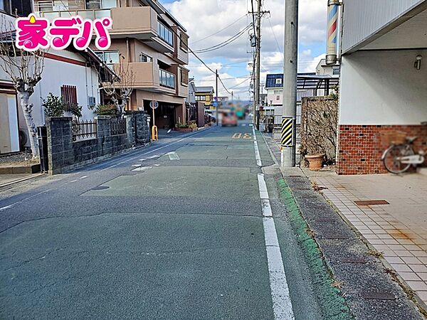 前面道路も広く車通りも少ないので、運転が苦手な方でも自分のペースで駐車ができます