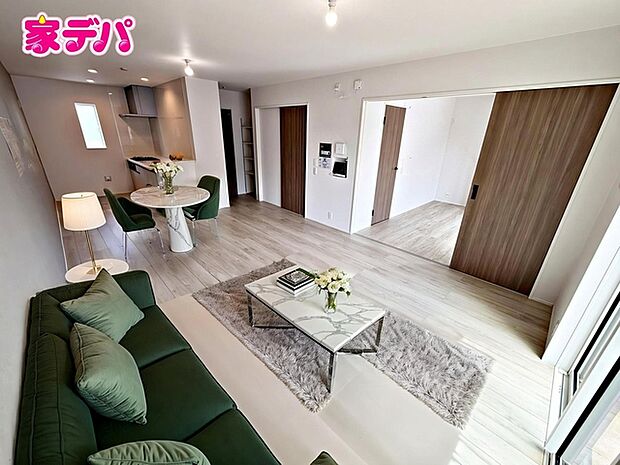 【リビング16.7帖】 ※掲載の家具・小物はCGによるイメージです。実際の販売価格には含まれておりません。 ナチュラルな色合いでまとめられたリビングは、幅広いインテリアと調和します。