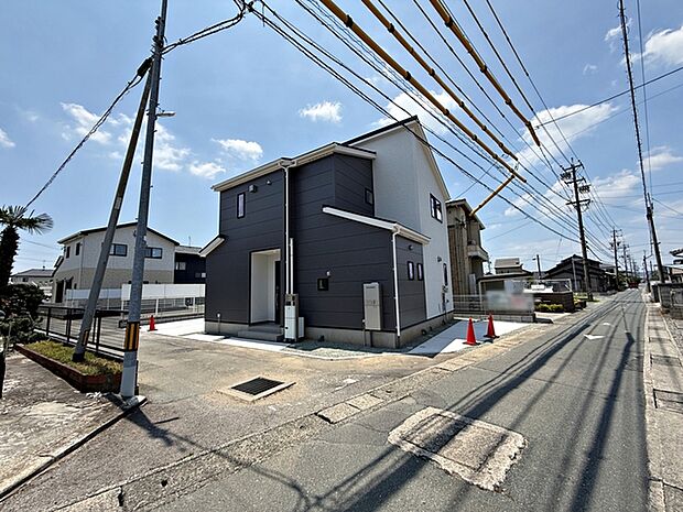 前面道路:東側約2.7m(セットバックあり)、前面道路:北側約3.6m(セットバックあり) 前面は車通りの少ない道路なので、車の出し入れも落ち着いて行えます。