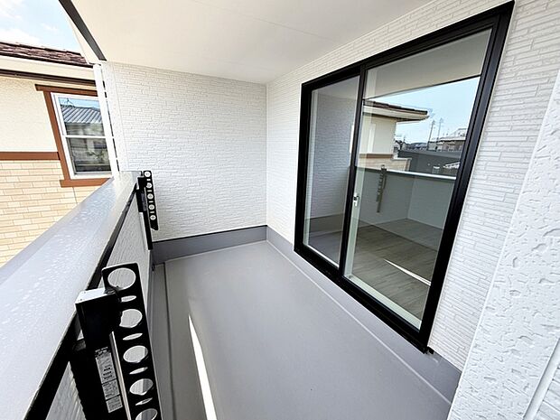 【バルコニー】 屋根付きのインナータイプのバルコニーなので、急な雨でも洗濯物が濡れにくく安心です。天候を気にせず外干しができ、毎日の家事をサポートしてくれる使い勝手の良いスペースです。