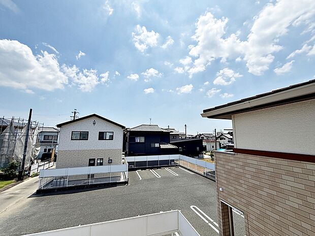 バルコニーからは閑静な街並みを望むことができ、外の空気を感じながら過ごせるスペースです。日常の中で外の景色を眺めることで気分転換もしやすく、ほどよい開放感も感じられます。