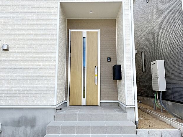 【玄関】 玄関が深い位置にあるので雨に濡れることなく身支度ができます