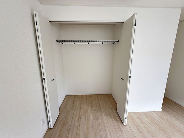 【クローゼット】 パイプハンガー付きのクローゼットは服を畳まず収納でき大切な衣類をシワや日焼けから守ります。