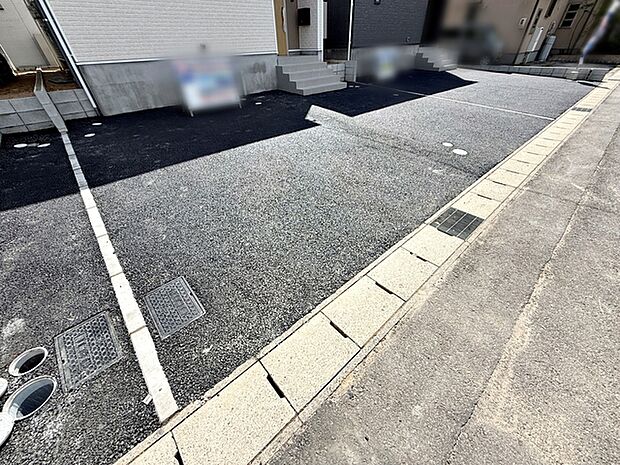 並列3台駐車可能なゆとりあるカースペース。目の前が駐車場だと雨の日も大量にお買い物をした時も便利