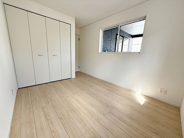 【洋室5.7帖】 お子様の一人部屋に最適な居室です。クローゼット付きで自然とお片付けできる環境に!