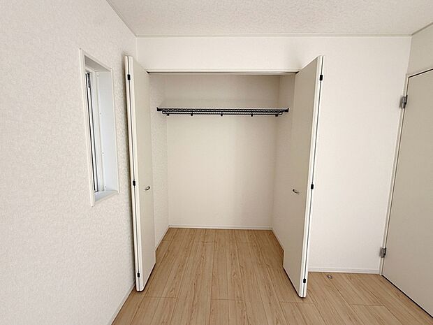 【クローゼット】 パイプハンガー付きのクローゼットは服を畳まず収納でき大切な衣類をシワや日焼けから守ります