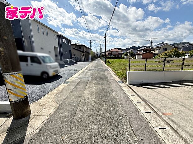 前面道路:北側約4m幅 前面道路は見通しが良く、車の移動もスムーズに行えます。