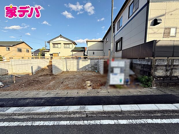 【1号棟】建築予定地です! ・整形地 ・4LDK ・LDK16.9帖、隣接和室4帖 ・全居室収納完備 ・リビング階段 ・2部屋からアクセスできるバルコニー ・防犯カメラ ・並列駐車場2台可