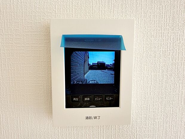 【ＴＶモニター付きインターホン】 留守中の訪問者も映像で確認できるため、帰宅後に来客状況を把握しやすくなります。録画機能があり不在時の来訪記録も残るので、安心して外出しやすくなります。 