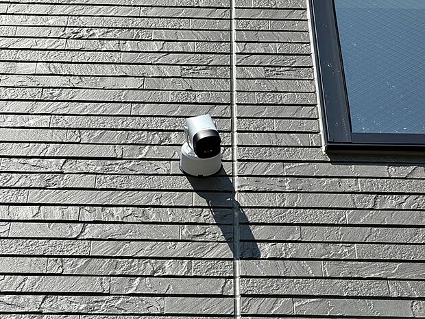 防犯カメラを建物に備えており、敷地内の安全管理や防犯対策に役立ちます。映像記録により不審な動きの抑止効果が期待でき、日々の暮らしに安心感をプラス。共働き世帯や外出の多いご家庭にも心強い設備です。