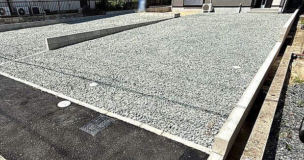 広々4台駐車可能なカースペースを確保!ご家族それぞれがお車をお持ちの場合はもちろん、お友達やご親族が遊びに来た際にも困りません。来客時にも安心してお迎えできる、ゆとりのある駐車スペースです。