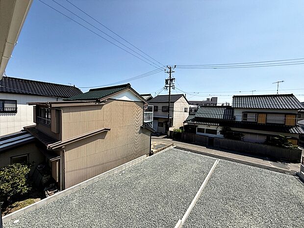 バルコニーからは閑静な街並みを望むことができ、外の空気を感じながら過ごせるスペースです。日常の中で外の景色を眺めることで気分転換もしやすく、ほどよい開放感も感じられます。