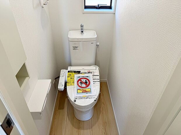 【1階トイレ】 各フロアに1か所ずつシャワー機能付きトイレを設置しており、朝の忙しい時間帯でもスムーズに利用できるため、混雑の軽減にもつながります。