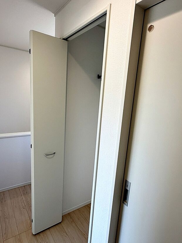 2階廊下にある収納で、共用の荷物や日用品、季節用品などをまとめて管理できるため、各部屋に物が分散しにくくなります。必要な物を一か所に集約できるため、探す手間を減らしながら出し入れもしやすくなります。