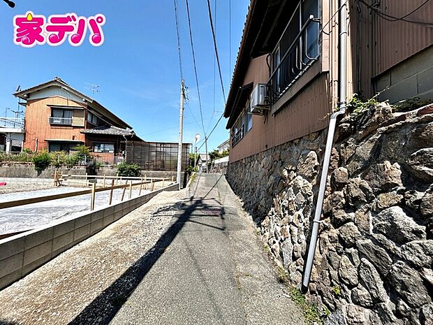 前面は車通りの少ない道路。
