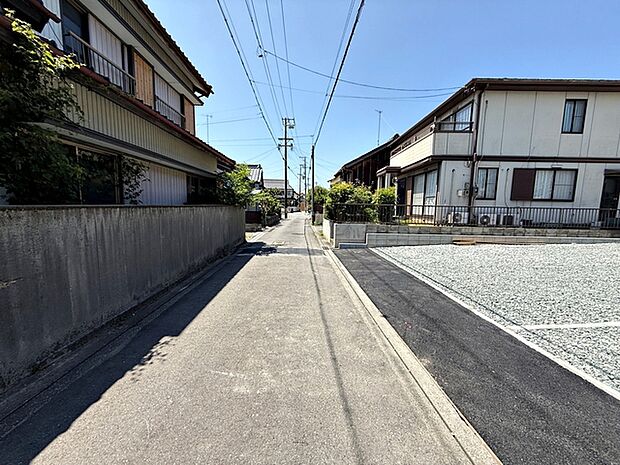 前面道路:南西側約3.8m幅、北東側2.6m幅。前面道路は車通りが少なく、落ち着いた住環境が魅力です。お子様も安心して過ごしやすく、車の出入りや歩行もしやすい環境です。