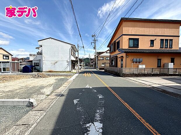 前面道路は公道で、車のすれ違いもらくらく広々約7.1mの幅があります