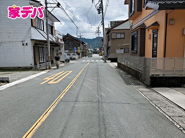 前面道路は公道で、車のすれ違いもらくらく広々約7.1mの幅があります