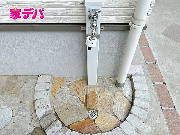 お庭作業にも便利な立水栓付きです