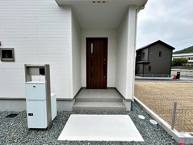 【玄関】 玄関が深い位置にあるので雨に濡れることなく身支度ができます
