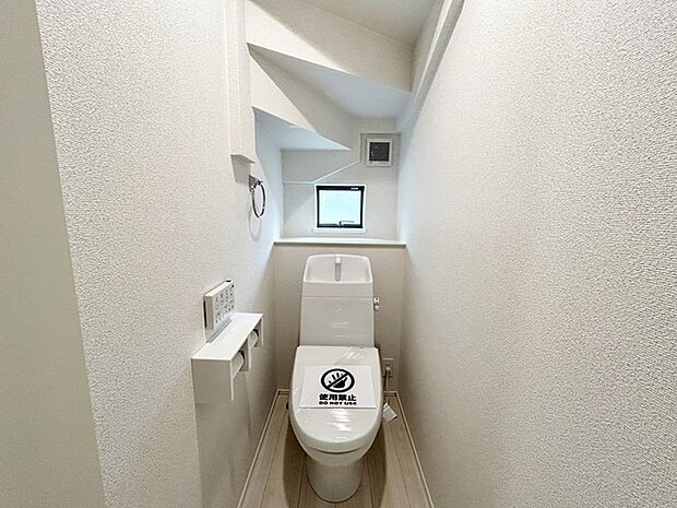 【トイレ】 トイレは1階と2階の2か所に設置。どちらも洗浄機能付!