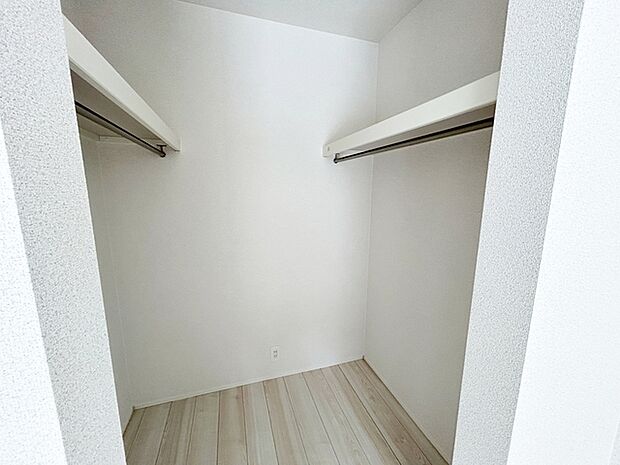 【ウォークインクローゼット】 WICは洋服、帽子、バッグなど全て収納可能!お部屋がスッキリ整理整頓できます!