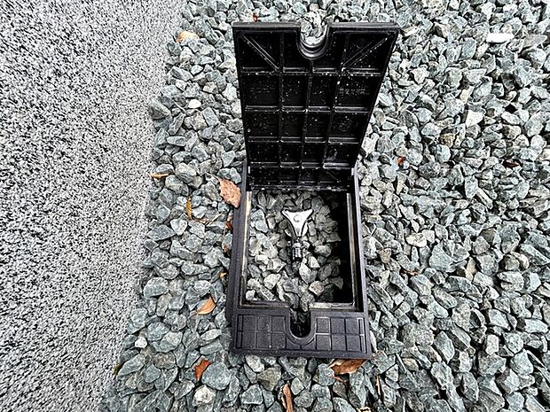 【散水栓】 庭全体への散水、車、大きな道具の洗浄などにも便利な散水栓。